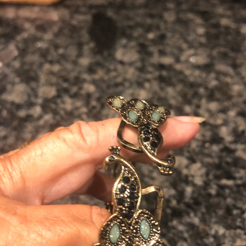 Spring Loaded Interlocking Peacocks Braclet - Picture 10 of 12